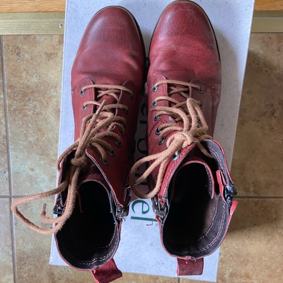 Leather ankle boot - Picture 2 of 5